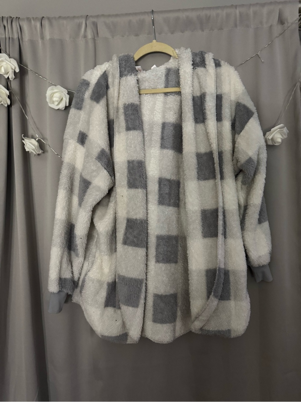 Cozy Plush Checkered Open-Front Cardigan - Gray & White